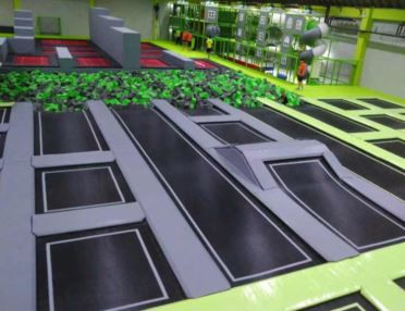 Lang trampolin til tumbling